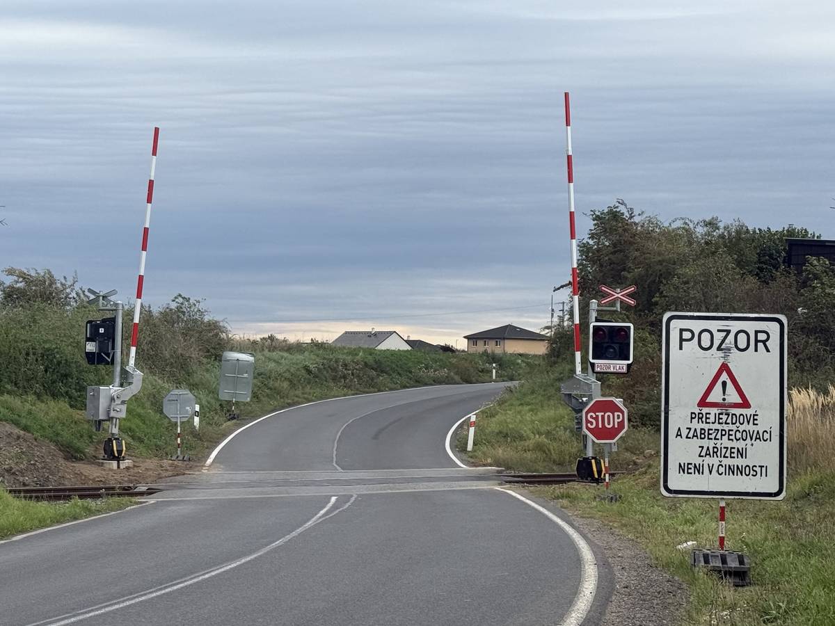 🗣️ Jsem nesmírně rád, že když se uhánějí veškeré instituce a zasílají neustále argumenty, tak to má pozitivní výsledek --> závory na železničním přejezdu směr Zdětín jsou na světě a místo se stane konečně plnohodnotně bezpečné 🚂! Ing. Milan Karásek - starosta městyse Chotětov.