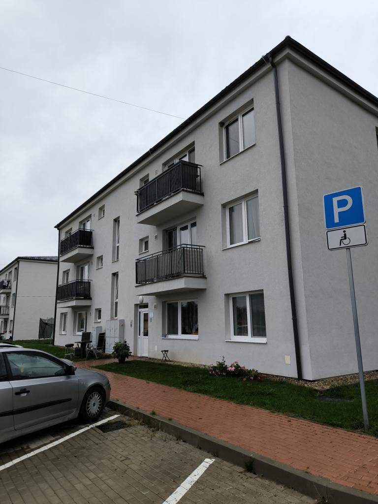 Obec Dolný Pial ponúka do nájmu 2-izbový nájomný byt.