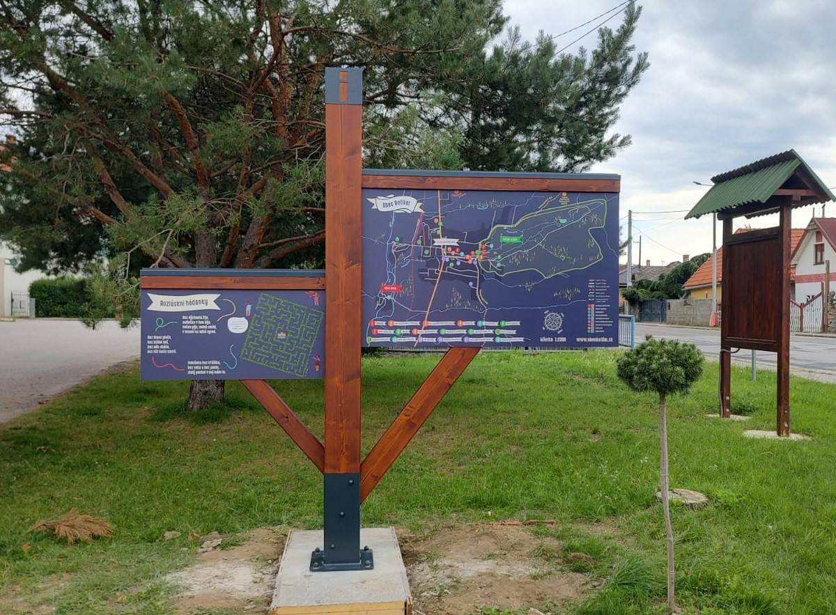 V obci bol zrealizovaný projekt na zlepšenie turistickej infraštruktúry, ktorý zahŕňa inštaláciu nových informačných tabúľ a smerovníkov. Tieto prvky pomôžu návštevníkom lepšie sa orientovať a objaviť miestne zaujímavosti, vrátane možností ubytovania a stravovania.