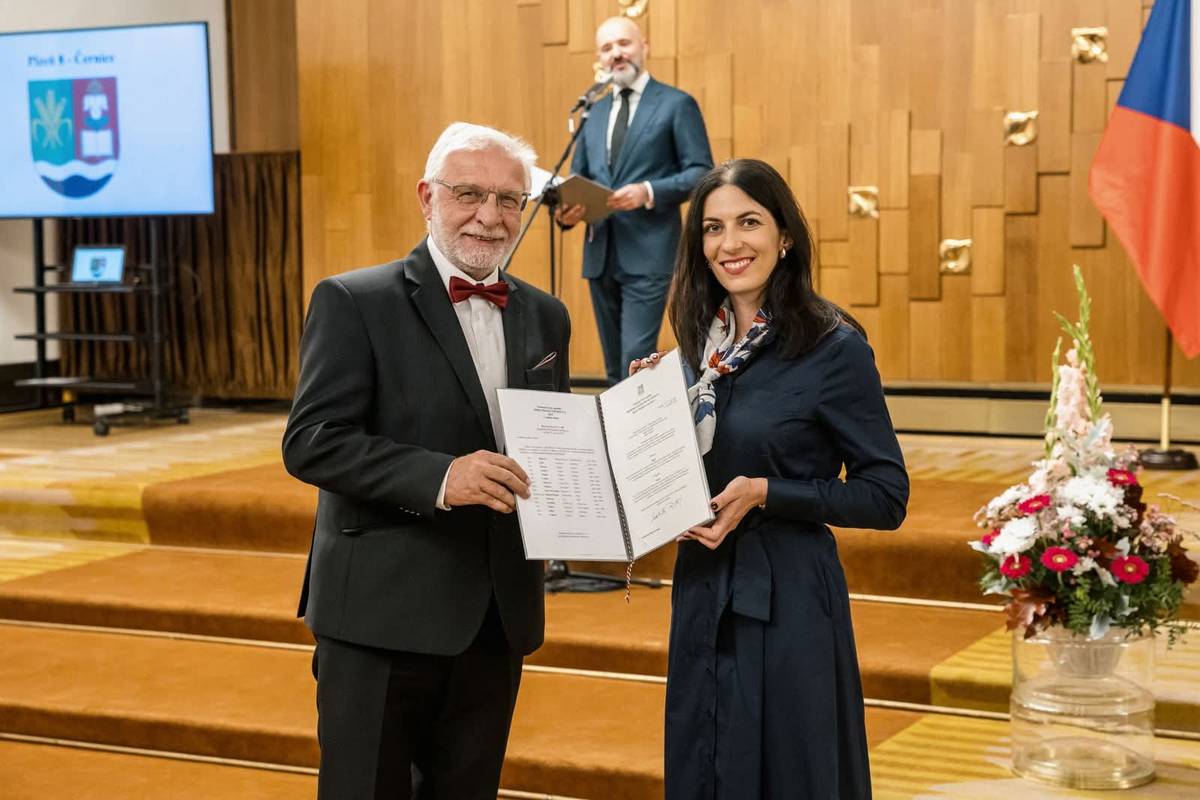 V pondělí 22.září 2025 ve 14 hodin byl starostovi městského obvodu Plzeň 8 – Černice v Sále státních aktů Poslanecké sněmovny slavnostně předán dekret o udělení znaku. Více informací a fotek na webu MO8.