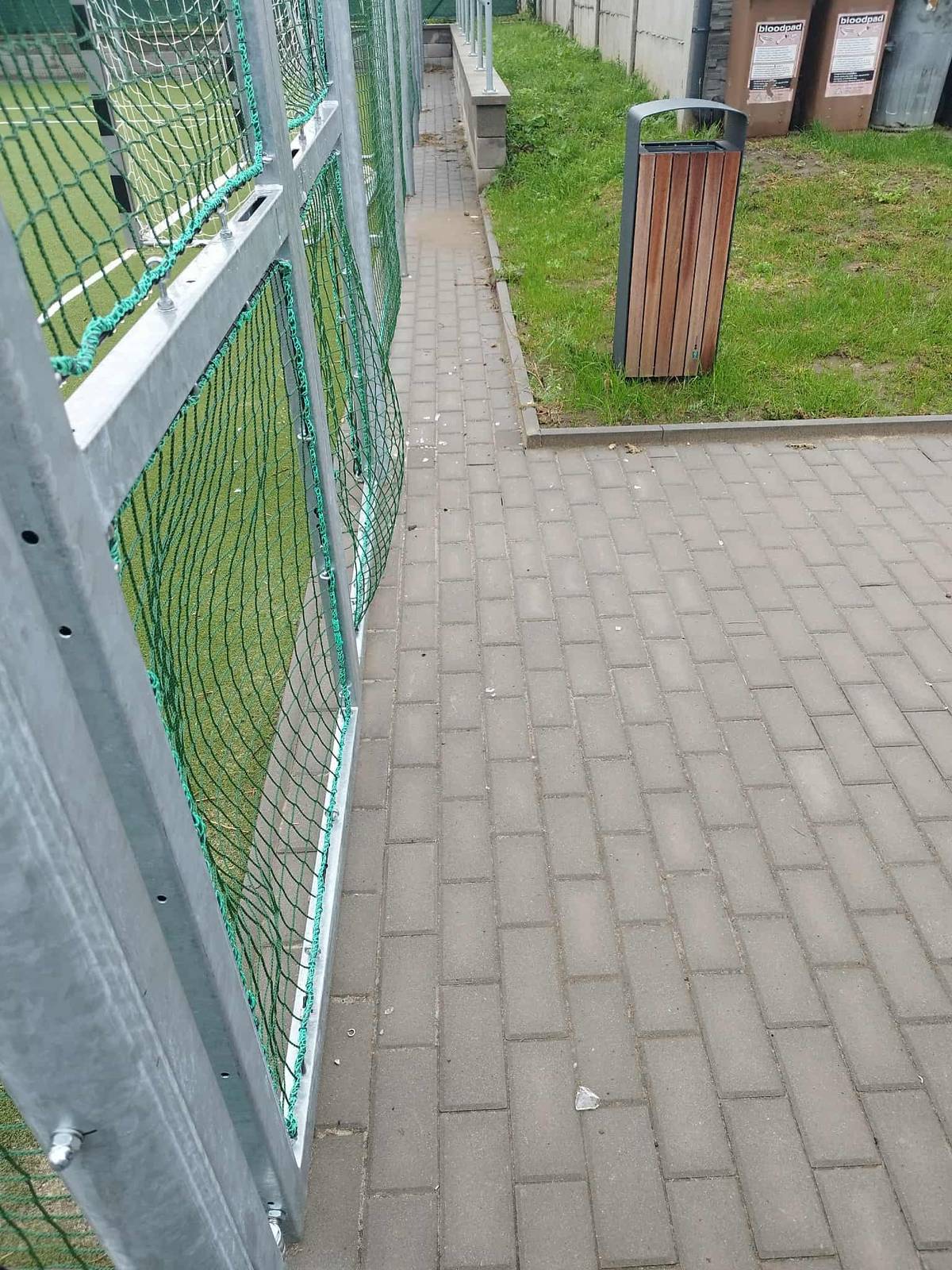 Vážení spoluobčané, obracím se na Vás s několika slovy, která bychom nejraději nikdy nechtěli psát. Přesto cítíme potřebu reagovat a vyjádřit postoj k některým událostem a reakcím, které se v poslední době objevily. Říká se, že "každý dobrý skutek bývá po zásluze potrestán" nebo že "kdo nic nedělá, nic nepokazí". Jsou to úsloví, která možná někdy vystihují realitu, ale my jako vedení obce se jimi nechceme ani nemůžeme řídit. Naší snahou je obec neustále zlepšovat, řešit problémy, hledat kompromisy a dělat kroky, které posouvají věci dopředu – byť nejsou vždy přijímány jen s pochopením a podporou. V srpnu letošního roku bylo po kompletní rekonstrukci znovu otevřeno víceúčelové sportovní hřiště přezdívané „Vietnam“ na ulici Vyhnálov. Hřiště mělo sloužit široké veřejnosti – dětem, mládeži i dospělým – jako prostor pro aktivní odpočinek, sport a trávení volného času. Bohužel, již krátce po otevření došlo ke ztrátě (čti: krádeži) sportovní sítě určené pro nohejbal a další míčové sporty. Vzhledem k absenci svědků nebo záznamů jsme tuto záležitost museli odložit, ačkoli je zřejmé, že síť se sama od sebe neztratila. Další velké zklamání přišlo v pátek 26. 9. v ranních hodinách, kdy bylo zjištěno, že hřiště bylo úmyslně poškozeno – povrch byl znečištěn střepy skla a rozbitými vejci. Takové jednání nejen ničí veřejný majetek, ale především ohrožuje zdraví všech, kteří hřiště využívají, zejména dětí. Z těchto důvodů bylo podáno trestní oznámení na neznámého pachatele a celou záležitost nyní šetří Policie ČR. Zároveň jsme nuceni hřiště až do odvolání uzavřít, protože jeho bezpečné vyčištění od střepů a jiných nebezpečných materiálů je nejen nákladné, ale i časově náročné. Mrzí nás, že snaha o zlepšení veřejného prostoru byla znehodnocena jednotlivcem (nebo skupinou), který nemá respekt k práci druhých ani ke svému okolí. Věříme, že viník bude nalezen a ponesou za své jednání odpovědnost. Děkujeme všem občanům, kteří si veřejného prostoru váží a pomáhají jej chránit.  S úctou,   Adam Pavel Špaček místostarosta obce                                                                      Naplánujte si příspěvek v oddílu Meta Business Suite.