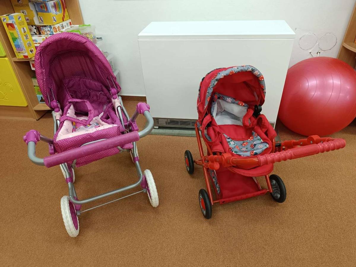Děkujeme Semerádovým za krásné kočárky, které nám do školky věnovali.