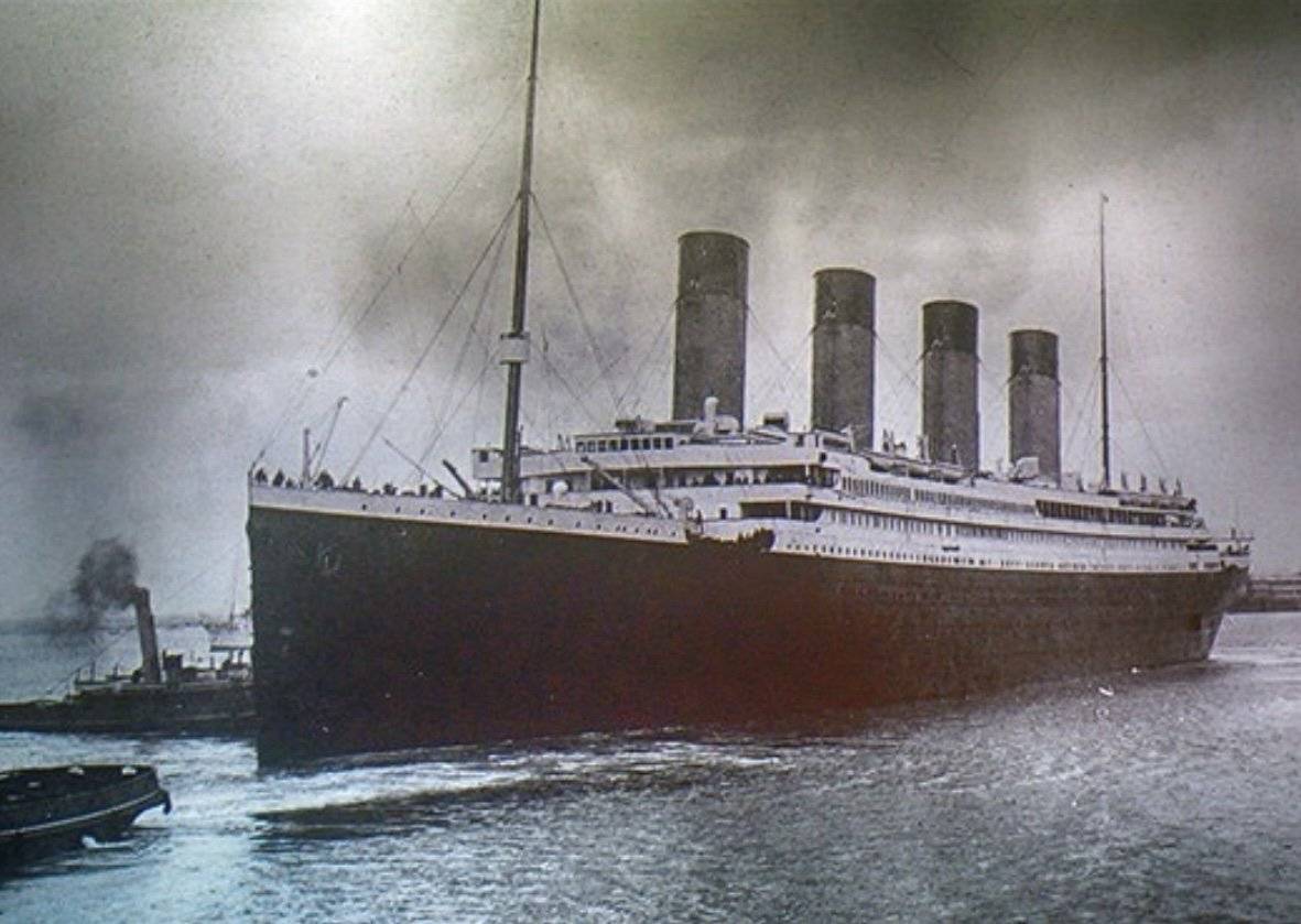 Vážení spoluobčané, zveme Vás na autentickou plavbu Titanikem.    Prožijte na vlastní kůži noc na Titaniku a staňte se jedním z pasažérů. Čekají Vás úkoly, filmové ukázky a hlavně nejobsažnější výklad historie,na který při běžných přednáškách není čas.   Celá akce začíná v 18 hodin večeří (ideálně si doneste pořádnou večeři, přednáška bude trvat přibližně 4,5hod ) a následuje přednáška o stavbě a vyplutí Titaniku. Během večera probíhá série velmi podrobného povídání, na které během jiných akcí není čas, seznamování s pasažéry a členy posádky a hlavně osobní prožitek noci ze 14. na 15. dubna.   Každý z účastníků má palubní lístek člověka, který se plavil na Titaniku a narodil se ve stejný den, a pod tímto jménem po celou dobu vystupuje.   Vyzkouší si, jak obtížná byla cesta pasažérů 3. třídy na člunovou palubu, marně bude střílet rakety a doufat, že nějaká loď připluje na pomoc, a za doprovodu lodního orchestru zazpívá slavnou píseň Blíž k Tobě Bože můj. Nebude chybět ani nastupování do člunů a zachraňování trosečníků z vody. Velká část akce se odehrává potmě a účastníci si oblečou bezpečnostní "záchranné" vesty (reflexní).  Prosíme zájemce o potvrzení účasti nejpozději do 3.10. společně s údaji - jméno, příjmení a datum narození prostřednictvím sms nebo whatsapp na tel č.: 737 021 437, 736 675 463 a nebo mailem: obec@obec-kosatky.cz Údaje je nutno doložit pro vytvoření palubního lístku.    Údaje nebudou poskytnuty dalším osobám nebo společnostem. Odesláním údajů souhlasíte s jejich zpracováním pro účely vytvoření palubního lístku.