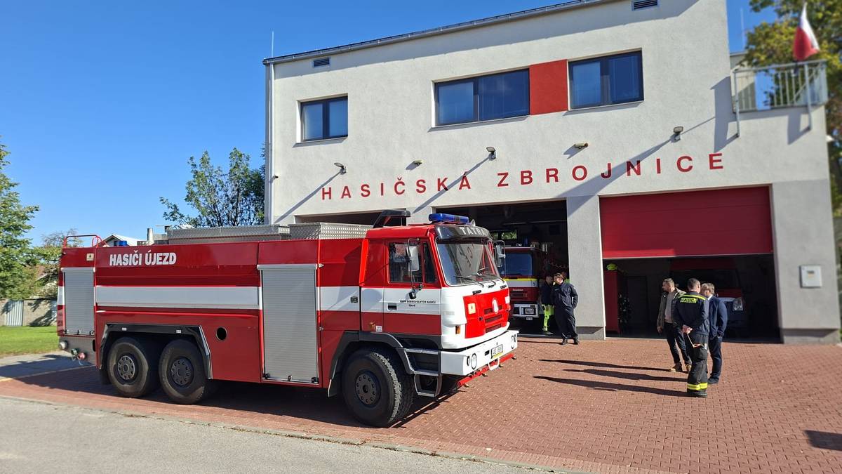 Dnes převzala městská část Praha-Újezd od městské části Praha 21-Újezd nad Lesy hasičskou cisternu TATRA 815. Vozidlo předal starosta Ing. Michal Hazdra starostovi Václavu Drahorádovi. Cisterna už stojí v naší hasičské zbrojnici a posílí připravenost jednotky sboru dobrovolných hasičů při mimořádných událostech. Děkujeme městské části Praha 21 za podporu.