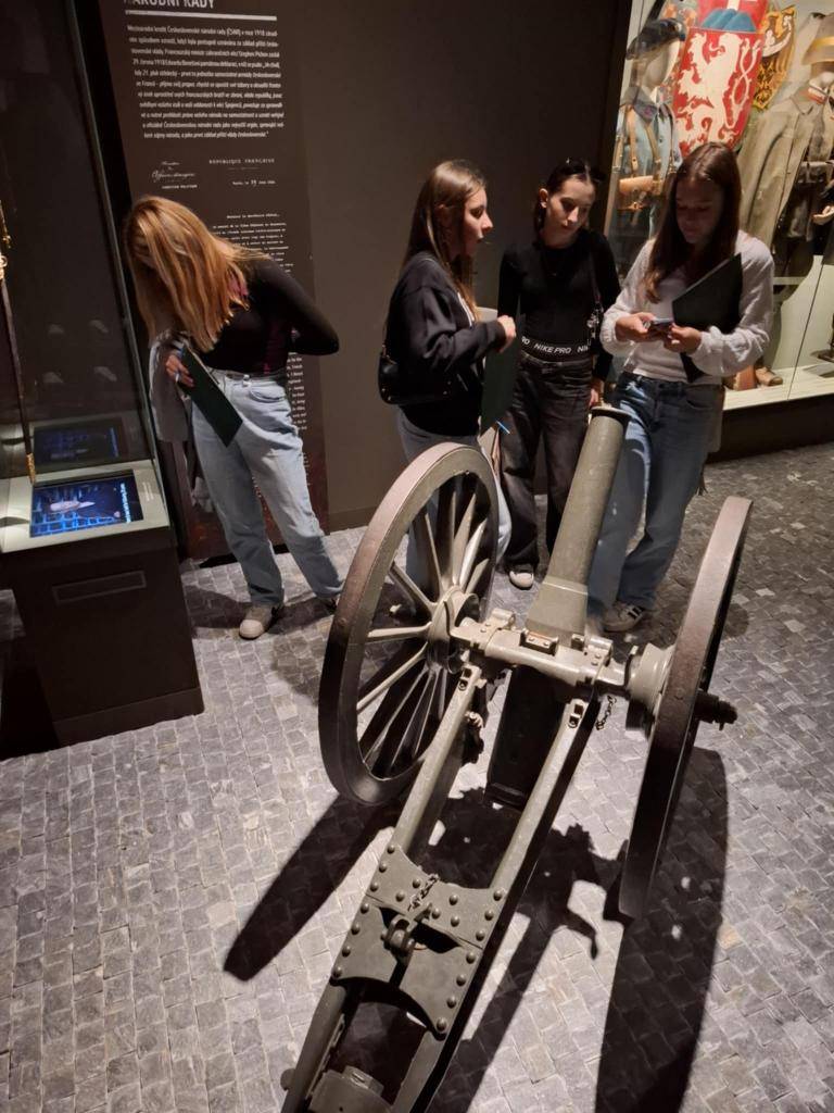 Žáci osmého a devátého ročníku se s paní učitelkou zúčastnili nádherné výstavy :)