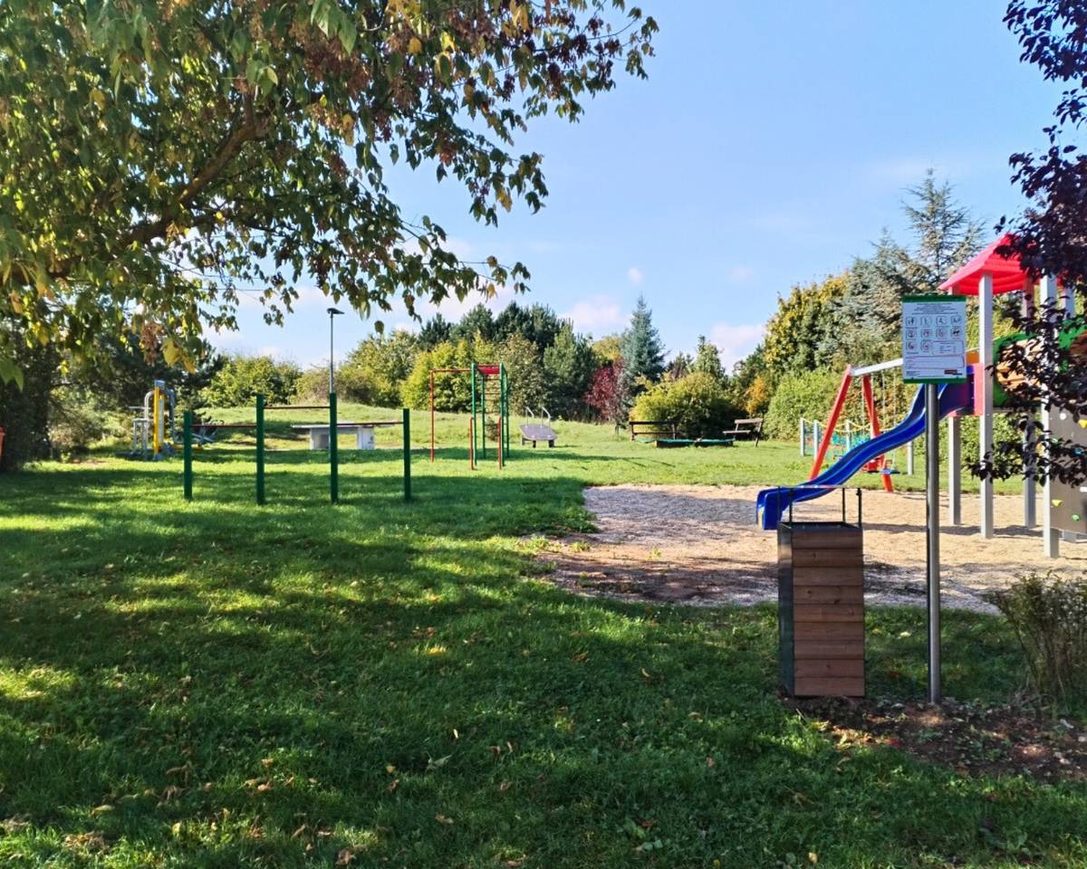 Hřiště v Nerudově ulici je opět otevřené! Nové herní prvky jsou nainstalované a zkontrolované. Najdete tu vybavení pro menší děti, starší děti i dospělé:   2 fitness prvky – určeno pro uživatele od výšky 140 cm   velkou herní sestavu s klouzačkou, houpačkami, malou lezeckou stěnou a lanovými stezkami (pro děti od 3 do 14 let)   houpačku na houpání ve stoje   nový pingpongový stůl    Od našeho revizního technika hřišť jsme dostali velkou pochvalu. Věříme, že se bude líbit i Vám!