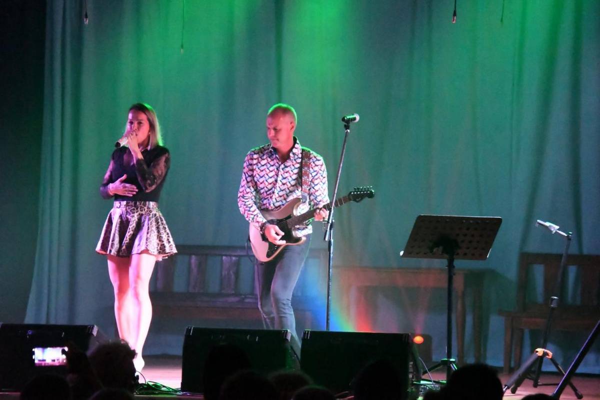 Na úvod nám zahrala Súkromná základná umelecká škola Jozefa Dömeho, "klčovnicou" sa tiahol spev a hudba rodáka Dušana Čapláka, večer všetkých zabával Ľudovít Kašuba, Martina Kreibich a Duo Dynamic.