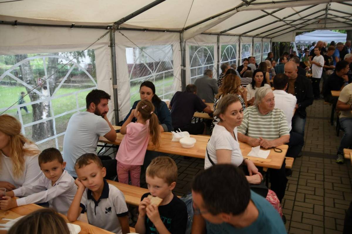 Nič z toho nechýbalo, pri dobrej nálade a spoločnosti sa deň osláv míňal tak rýchlo, ako pripravené dobroty. Veď na Fíši dobre žiť, dobre žiť!
