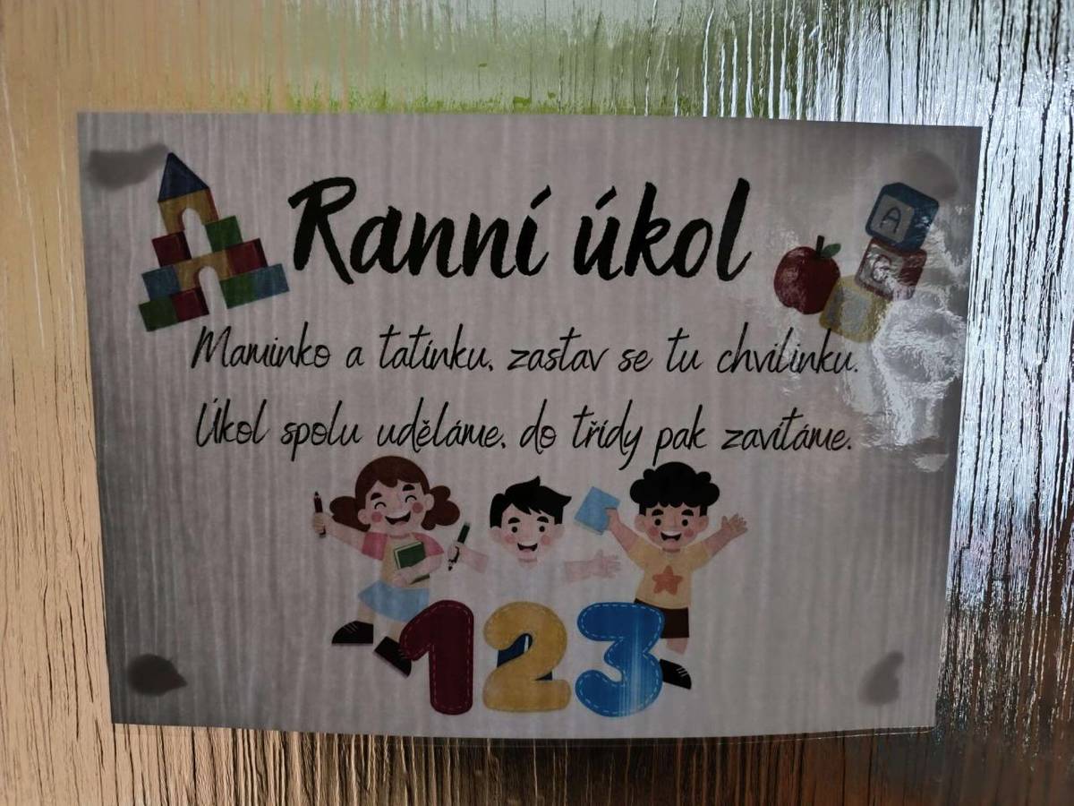 Novinkou letošního září je "ranní úkol", který najdete každý den v šatně. Úkoly jsou samozřejmě dobrovolné a zadané tak, aby každé dítě bylo při jeho splnění úspěšné. Na úkol pak navážeme ve třídě, takže děti se mohou trochu naladit na téma dne.