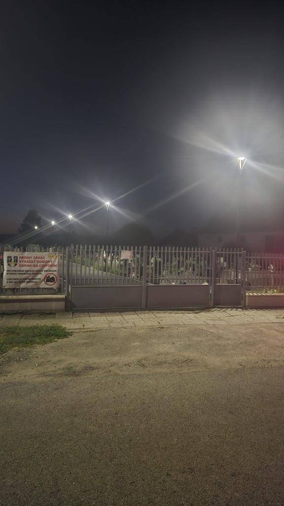 Svetlo, ktoré sprevádza pietne miesta     Obec Lekárovce s podporou Košického samosprávneho kraja zrealizovala projekt „Eko-osvetlenie na pietnych miestach“, aby návštevy cintorínov boli bezpečné, pokojné a dôstojné aj po zotmení.    Čo sme spolu dosiahli:    10 moderných solárnych LED lámp rozmiest