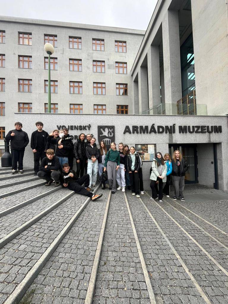 Žáci 9. třídy navštívili expozici věnovanou první světové válce v Armádním muzeu v Praze.