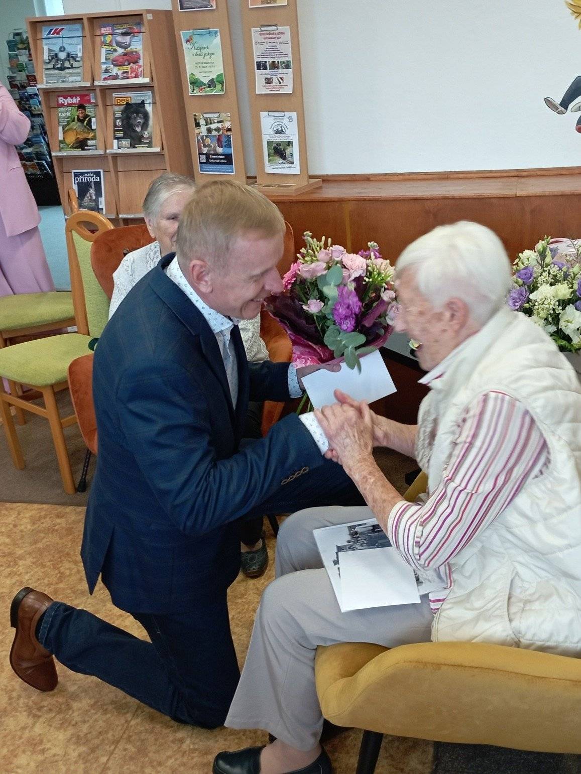 Že stovka je jen číslo v občance a že i v tak pokročilém věku je možné být stále důstojnou dámou, dokazuje bývalá ředitelka bakovské základní školy, paní Květa Tomečková. Ve čtvrtek 18. září se v městské knihovně sešli její bývalí kolegové, aby spolu s ní oslavili toto nádherné životní jubileum.  Paní ředitelka všechny překvapila svým svěžím zjevem, který se podle slov mnohých vůbec nemění, ale i duševní svěžestí. Za vedení města přišel pogratulovat starosta Václav Grünwald a s blahopřáním zavítaly i dámy z OSSZ. Pro všechny to by výjimečný okamžik zavzpomínat si na "starou sborovnu" a vyjádřit paní Tomečkové respekt a úctu.