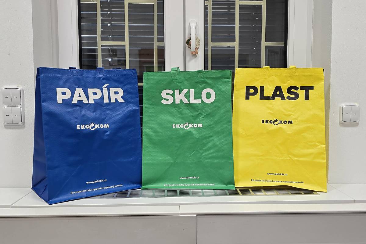 Pro velký zájem pořídila valašskomeziříčská radnice dalších 1 000 setů tašek na plast, papír a sklo, které budou opět vydávány do vyčerpání zásob.   Určeny jsou všem občanům s trvalým pobytem na území města a jeho místních částí, kteří se prokáží platným občanským průkazem. Výdej tašek probíhá na pokladnách městského úřadu v ulicích Soudní a Zašovská a také v Turistickém informačním centrum na II. nádvoří zámku Žerotínů. Jedna domácnost má nárok na jeden set tašek.