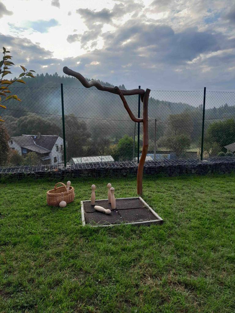 Nečekal jsem to, ale hříšníci se k zodpovědnosti sami přihlásili. Neničili úmyslně, jenom blbli. Což je v pořádku, neb občas blbneme všici. Důležité je pak za to blbnutí přijmout zodpovědnost.  Společně jsme tedy kuželky opravili. A já jim děkuji.   Jo, přijmout zodpovědnost - to vám přeje starosta.