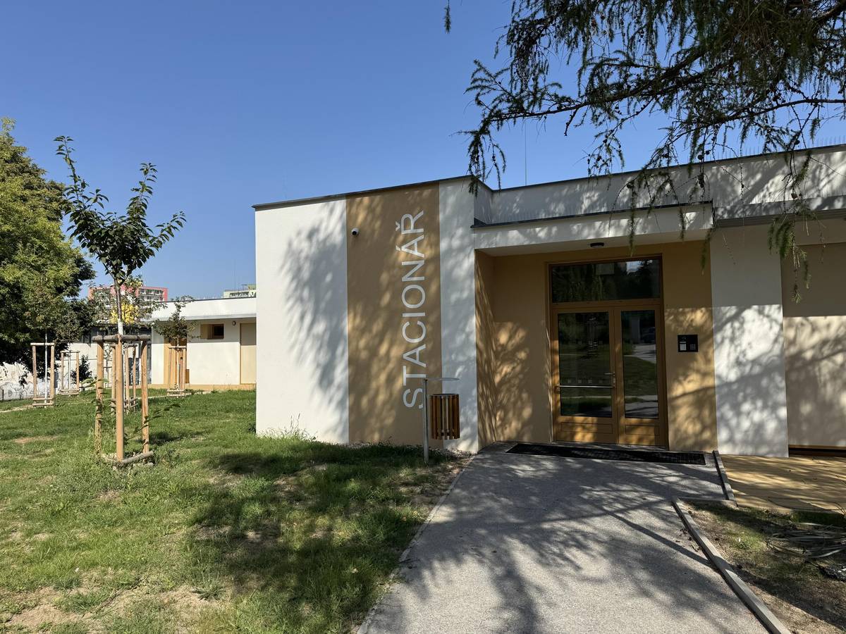 Od října 2025 je otevřeno v Praze 15 nové zařízení pro seniory – Denní centrum Gercenka. Nabízíme odlehčovací službu a denní stacionář s kapacitou 28 míst. Pro klienty je zajištěna celodenní strava, pitný režim a individuální péče, vše v bezpečném bezbariérovém prostředí. K pobytu venku láká krásná zahrada se vzrostlými stromy, jezírko, pódium pro pořádání kulturních akcí, cvičební prvky a altán s grilem. Vnitřní prostory jsou vybaveny pro aktivitu i odpočinek. Ve společenské místnosti jsou k dispozici moderními polohovacími a masážními křesla a v pokojích moderní polohovatelná lůžka.  Areál propojený s mateřskou školou není jen službou, ale místem, kde je mezigenerační kontakt na dosah ruky. Gercenka je místo, kde se potkává dětský smích s moudrostí stáří. 📞 Pro více informací nás kontaktujte: Neli Jatel Zworová / Lenka Juklová / Soňa Hirschová / Eliška Hladíková 📱 226 563 223, 777 495 513 ✉️ Gercenka@csop-praha15.cz 🌐 www.csop-praha15.cz 📍 Areál se nachází na adrese: Gercenova 911/12, Hostivař