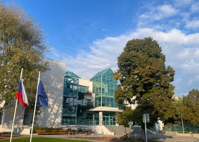 Dnes začínají volby do Poslanecké sněmovny Parlamentu ČR.     Hlasovat můžete v pátek 3. 10. 2025 od 14.00 do 22.00 hodin a v sobotu 4. 10. 2025 od 8.00 do 14.00 hodin.     Volební místnosti jsou umístěny v nové budově Základní školy Mikoláše Alše, Suchdolská 360, u konečné autobusu 107 Suchdol.     Městská část je rozdělena do 5 volebních okrsků. Do kterého okrsku patříte, si můžete podle adresy bydliště vyhledat na https://praha-suchdol.cz/.../06/rozdeleni_ulic_okrsky.pdf Seznam bude samozřejmě k dispozici i na místě.     Nezapomeňte si s sebou kromě hlasovacích lístků vzít platný občanský průkaz či cestovní pas. Letos je poprvé možno prokázat svou totožnost bez nutnosti mít u sebe fyzicky občanský průkaz, pokud máte v chytrém telefonu nainstalovanou aplikaci eDoklady, což je digitální podoba občanského průkazu.     Přijďte k volbám. V demokratickém státě je právo volit jedním z nejdůležitějších lidských práv.