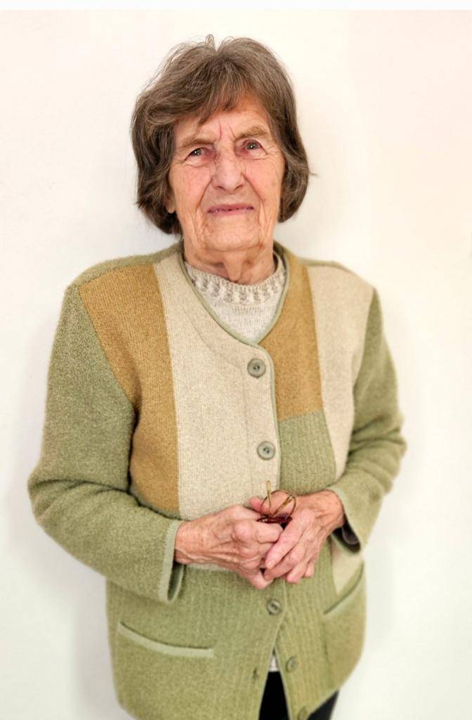 Po mnoha letech svědomité a usilovné práce se rozhodla ukončit své působení ve funkci kronikářky naší obce paní Marie Čedíková.