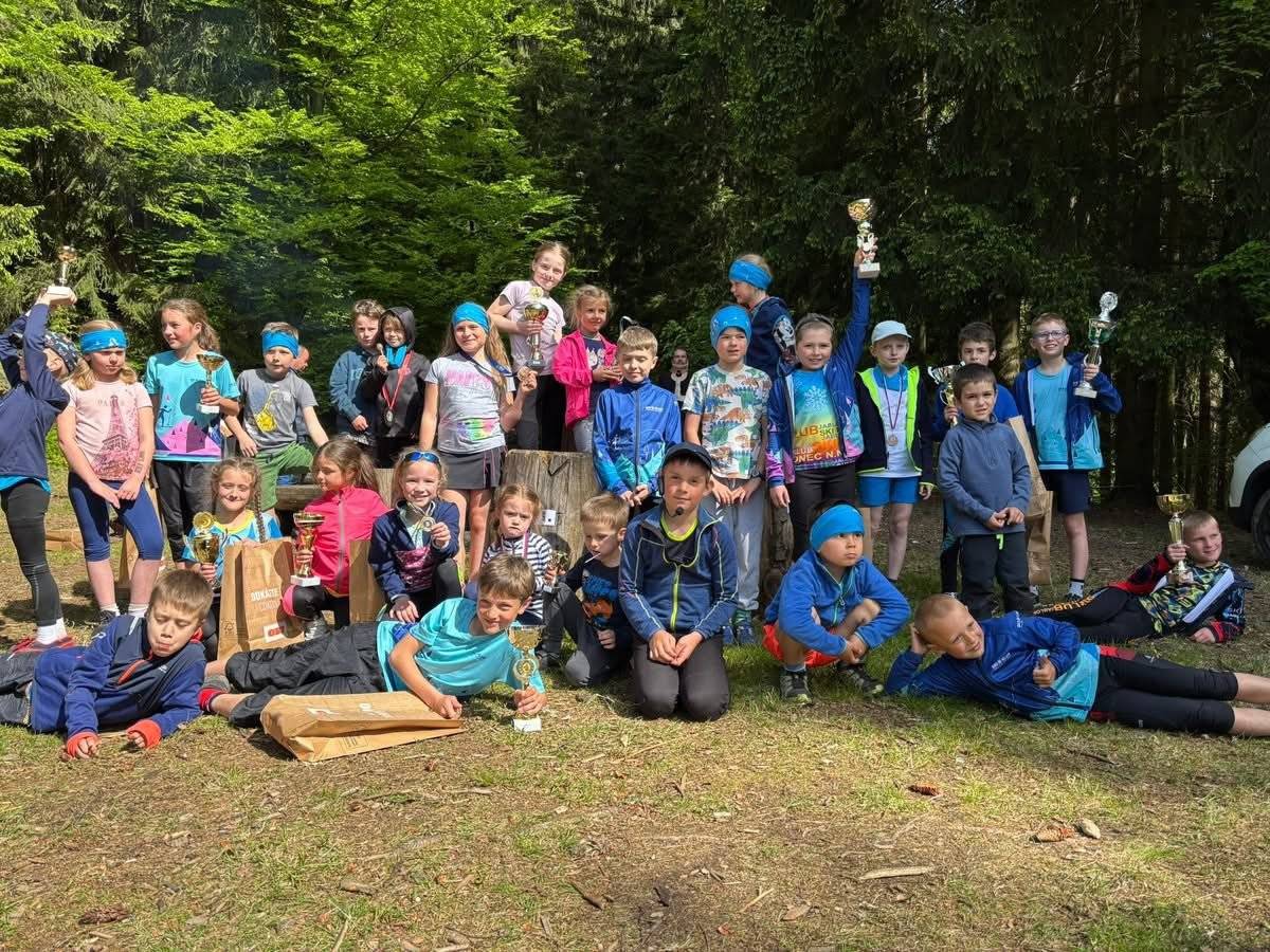 Janov nad Nisou – Staré lesní hřiště Neděle 19. 10. 2025 Start závodu od 14:00 | Prezentace od 13:00   Tradiční běžecký závod pro děti všech věkových kategorií!   Přijďte si s dětmi zasportovat do krásné přírody! Trasa vede po červené turistické značce do kopce – délka závodu se liší podle věku dětí: Nejmenší děti poběží po rovině cca 80 m Starší děti čekají tratě od 200 m do 800 m Trasa závodu: mapy.cz/s/hutupenako   Odměny a kategorie: • Kategorie určíme podle počtu přihlášených • Medaile, poháry a ceny pro nejlepší tři v každé kategorii • Dárek pro každého závodníka při prezentaci • Vyhlášení výsledků ihned po závodě   TOMBOLA! Pro všechny malé závodníky bude připravena tombola o drobné ceny – losování proběhne po vyhlášení výsledků!   Startovné: dobrovolné   Přihlášky: Pošlete jméno a datum narození dítěte na info@utribratru.cz Nebo se přihlaste přímo na místě v den závodu   Parkování: • U Obecního úřadu Janov • U Tří bratrů (Janov nad Nisou 102) • Chata Rychtářka (Janov nad Nisou 101) Parkování: mapy.cz/s/boculatago   Doprava: Z Jablonce autobusem č. 101 – vystoupit na zastávce Janov pošta a dojít po trase závodu na místo prezentace: mapy.cz/s/regavanopu   Těší se na vás ředitel závodu Adam Tondr a jeho tým!