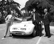 Vlevo vždy elegantní průmyslový designer Raymond Loewy nad unikátem BMW 507. Karosérii vytvořila společnost Pichon & Parat, která realizovala i další Loewyho projekty.