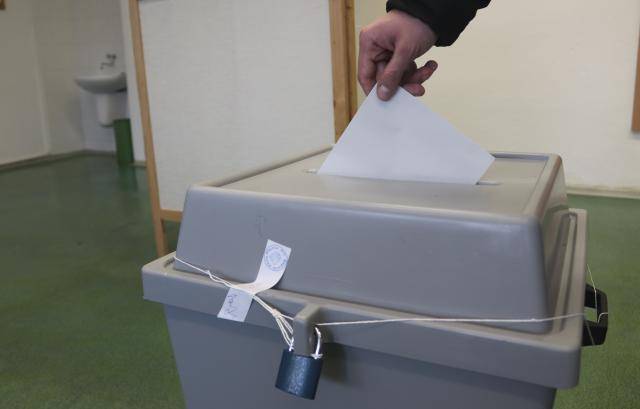 Volby do Poslanecké sněmovny Parlamentu ČR se uskuteční v pátek 3. října od 14 do 22 hodin a v sobotu 4. října od 8 do 14 hodin. Voliči se mohou o místě svého hlasování a dalších podmínkách dozvědět prostřednictvím webových stránek města Přerova na adrese: www.prerov.eu/cs/magistrat/volby/volby-do-poslaneckesnemovny-parlamentu-cr.html. Informace jsou rovněž zveřejněny na úřední desce, vývěsních plochách a v obálce s hlasovacími lístky, která bude doručena do poštovních schránek. Pokud někdo hlasovací lístky předem neobdrží, může si je vyzvednout přímo ve volební místnosti v den voleb.