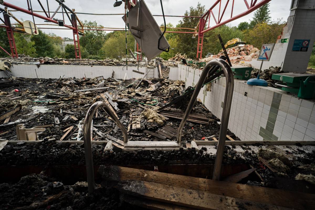 Ve čtvrtek 2. října 2025 byly zahájeny přípravné práce pro demolici objektu bývalého bazénu v Českém Krumlově, který vyhořel loni v září. Demolici provede společnost TREPART s.r.o., která vzešla jako vítěz z výběrového řízení. Zakázku realizuje za 1,9 milionu korun. „Nejdříve zahájíme přípravné práce jako zařízení a oplocení staveniště pomocí mobilního drátěného plotu. Paralelně s tím budou probíhat vyklízecí práce a celková příprava objektu pro následnou strojní demolici,“ říká zástupce firmy TREPART s.r.o. Tomáš Picek. Součástí příprav bude také vytyčení inženýrských sítí. Následně bude do dvou týdnů na místo navezena těžká mechanizace a začne samotná demolice objektu. Během celé akce bude probíhat třídění stavebního odpadu – beton a cihly budou recyklovány a ponechány na deponii pro pozdější využití při výstavbě nového projektu. Ostatní odpad bude z místa odvážen a likvidován v souladu s platnou legislativou. „Jsme rádi, že se projekt konečně posouvá z přípravné fáze do konkrétní realizace. Zahájení demoličních prací je pro nás důležitý milník, nejen kvůli odstranění poškozené budovy, ale především proto, že se tím otevírá prostor pro výstavbu zcela nového aquacentra. Věřím, že veřejnost tento krok vnímá jako jasný signál, že to myslíme vážně a že se město po letech příprav dočká moderního sportovního a relaxačního zázemí, které bude sloužit jak místním, tak návštěvníkům,“ uvedl místostarosta Zbyněk Toman.