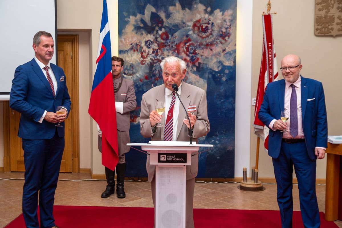 V úterý 30. září 2025 zemřel ve věku 92 let držitel Ceny města a čestný občan města Veselí nad Moravou MUDr. Zdeněk Hlobil. S úctou vzpomínáme... Zdeněk Hlobil se narodil 24. září 1933 ve Veselí nad Moravou do rodiny významného lékaře Josefa Hlobila. Od dětství se zapojoval do činnosti tělovýchovné jednoty Sokol. V roce 1939 se jeho otec Josef zapojil do činnosti Obrany národa, za svou činnost byl během druhé světové války popraven nacisty. Zdeněk Hlobil vystudoval gymnázium ve Strážnici. Po válce se zapojil do obnovy Sokola ve Veselí nad Moravou, vystudoval lékařskou fakultu v Brně a nastoupil jako lékař do nemocnice v Uherském Hradišti. Stal se odborníkem na tuberkulózu a další plicní onemocnění. Po odchodu do penze působil jako lékař v lázeňském městě Luhačovice. Po roce 1989 inicioval obnovu Sokola ve Veselí nad Moravou a dlouhá léta působil jako starosta Sokola. Již v roce 2003 mu byla udělena cena města a v roce 2017 vstoupil do Síně slávy Jihomoravského kraje při vyhlášení nejlepších sportovců kraje, a to za obnovu Sokola po roce 1989. V roce 2022 obdržel MUDr. Zdeněk Hlobil čestné občanství města Veselí nad Moravou za celoživotní přínos v oblasti rozvoje sportu a tělovýchovy a podporu hodnot spojených se sokolským hnutím a zároveň čestné uznání za celoživotní práci ve zdravotnictví z rukou ministra zdravotnictví prof. Vlastimila Válka. Vzpomínku přidal i starosta města Petr Kolář: „Rád vzpomínám na četná setkání s panem doktorem Hlobilem, který i přes svůj vysoký věk vždy doslova sršel elánem a obětavostí, a to zdaleka nejen pro vše, co je spojené s hodnotami sokolského hnutí. Za celé vedení našeho města vyjadřuji hlubokou úctu a obdiv celé jeho životní dráze.“