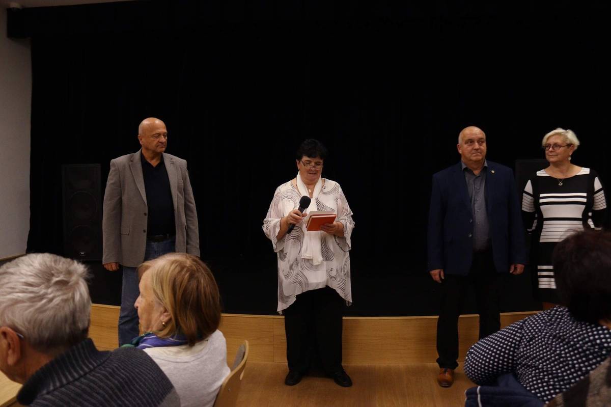 Včera 1. října jsme společně oslavili Mezinárodní den seniorů 👵👴 v Komunitním centru Patro. Pro seniory bylo připraveno malé pohoštění a k jejich svátku jim přišli popřát také zástupci a vedení města💐 Program byl opravdu pestrý: 👗 nádherná módní přehlídka žáků SŠ Strážnice – děkujeme, byli jste skvělí! 🎶 hudební vystoupení cimbálové muziky ZUŠ Strážnice - výborné vystoupení! 🤸♂️ cvičení s panem Kolajou, který nás provedl protahováním a zajímavě vysvětloval, jak jednotlivé cviky působí na naše tělo, 🎬 promítání studentského filmu Medecína od Tomáše Brhela – moc povedené dílo! Velké poděkování patří paní Mileně Večeřové, předsedkyni Klubu důchodců ve Strážnici, která výrazně pomohla s přípravami a vymyslela krásný program.  Děkujeme také všem účinkujícím – panu Kolajovi, modelkám a modelům ze SŠ Strážnice, cimbálce ze ZUŠ Strážnice i panu Brhelovi za poskytnutí filmu k promítání🙏 A samozřejmě děkujeme i všem seniorům, kteří přišli oslavit svůj den ❤️ Bylo to příjemné odpoledne plné radosti a setkávání. 👉 Už teď se těšíme na příští rok! 🥳  Foto: Rostislava Svobodová Den seniorů 2025 – Rostina Svobodová – album na Rajčeti