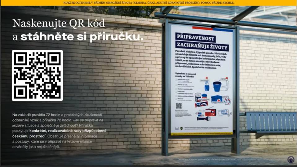 Projekt „72 hodin“ má za cíl zvýšit připravenost obyvatel na mimořádné události. Název vychází z doporučení, aby byla každá domácnost schopna alespoň 72 hodin fungovat samostatně – bez dodávek elektřiny, plynu či pitné vody a bezmožnosti okamžité pomoci zvenčí. Proč právě 72 hodin? Při rozsáhlých krizích, jako jsou živelné pohromy, výpadky energií nebo mimořádné situace ohrožující zásobování, může trvat několik desítek hodin, než se obnoví běžný chod. Pokud bude mít každá domácnost základní rezervy, usnadní to zvládnutí krizového období a pomoc se dostane rychleji k těm, kteří ji nejvíce potřebují. Co by měla domácnost mít připraveno: Pitnou vodu (alespoň 9 litrů na osobu na 3 dny), trvanlivé potraviny bez nutnosti vaření, léky a zdravotnické potřeby, které domácnost pravidelně užívá, zdroj světla (baterka, svíčky), náhradní baterie, powerbanku, základní hygienické potřeby, hotovost v menších bankovkách, dokumenty a důležité kontakty v papírové podobě, rádio na baterie nebo s dynamem pro poslech nouzového vysílání. Doporučení pro občany Seznamte se s krizovým plánem své obce a místy, kde je možné získat pomoc. Domluvte se s rodinou a blízkými, kde se v případě výpadku spojení setkáte. Myslete také na seniory, děti a osoby se zdravotním omezením.  V nejbližších dnech obdrží každá domácnost do své poštovní schránky tištěnou brožuru - „Praktická příručka pro zvládání krizových situací“.