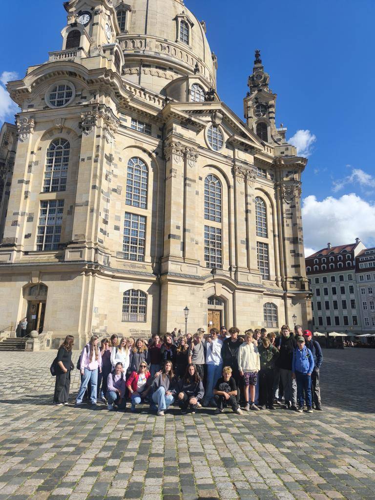V ranních hodinách se žáci vyšších ročníků vydali do Drážďan. Pohybovali jsme se hlavně v centru města, které je replikou podoby města před vybombardováním za druhé světové války. Naši procházku jsme zahájili na Divadelním náměstí, kterému dominuje novorenesanční Semperova opera.