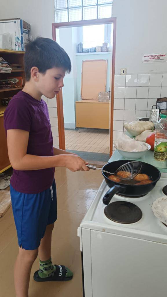 Tento týden dívky z 6. tříd pracovaly na dekorování květináčků s podzimními skřítky. Kluci se pustili do smažení koblih a protože jsou to gentlemani, tak se rozdělili s dívkami ze svých tříd :-)