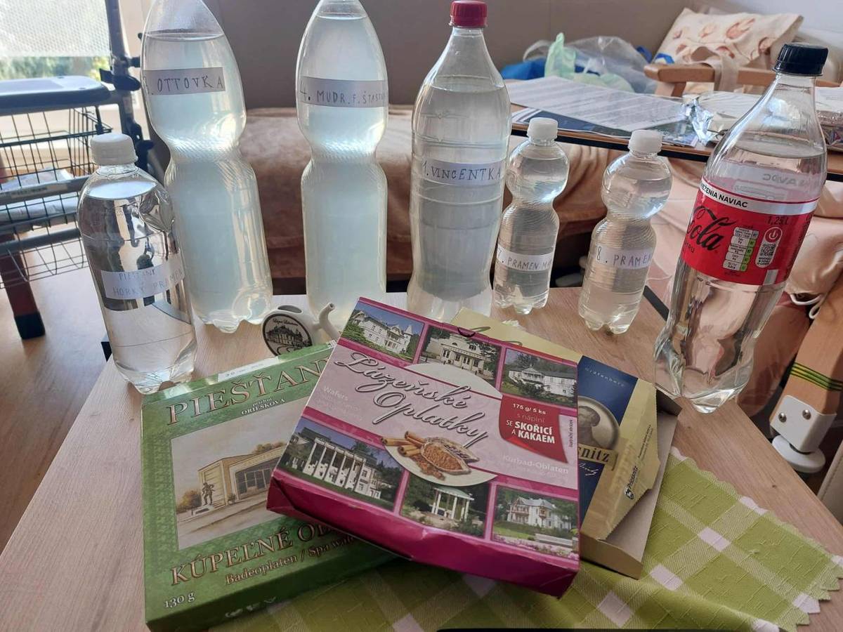 Na 2. oddělení jsme si během příjemného odpoledne dopřáli netradiční zážitek – ochutnávku lázeňských pramenů z Luhačovic, Piešťan a Turčianských Teplic.