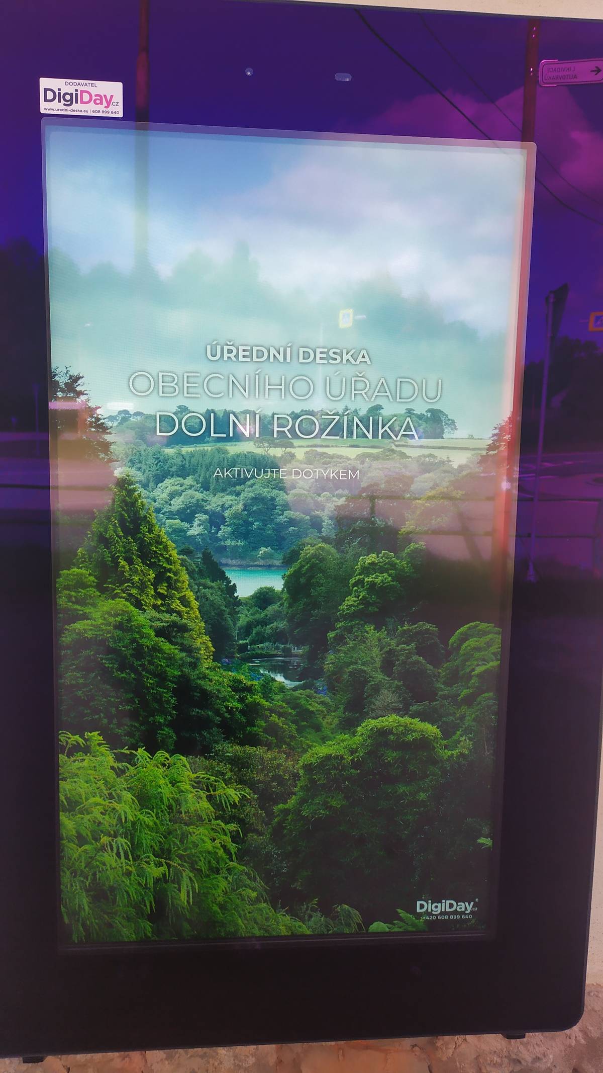 Od pondělí 29. září 2025 nahradila "kamennou" úřední desku na budově Obecního úřadu v Dolní Rožínce nová úřední deska elektronická. Pořízena byla z důvodu exponenciálně rostoucích požadavků na zveřejňování různých dokumentů, kdy původní deska již kapacitně nepostačovala. Navíc má tato nová deska další možná využití - můžete si zde zobrazit obecní webové stránky, stránky místní Základní a mateřské školy, Mikroregionu Bys3cko, jízdní řády, mapy.com a další informace. Deska se aktivuje poklepáním (stačí jednou, ale je zapotřebí poměrně silně, asi jako když hlasitě klepete na dveře), funguje pak již velmi svižně. Deska je pod dohledem kamer, přesto si prosím všímejte, zda ji někdo nepoškozuje. Původní úřední deska (skleněná vitrína) je oproti původnímu místu o pár decimetrů posunuta, NESLOUŽÍ VŠAK NADÁLE JAKO OFICIÁLNÍ ÚŘEDNÍ DESKA. Přesto ji zde ponecháme a budeme ji využívat na zveřejňování písemností méně oficiálního charakteru.