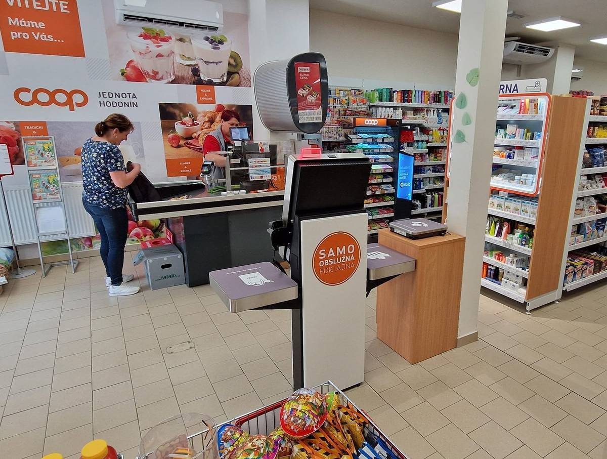 Jednota, spotřební družstvo v Hodoníně hledá pro svou prodejnu ve Skoronicích zástupce/zástupkyni vedoucí(ho) prodejny a prodavače/prodavačku na zkrácený úvazek. Informace přímo na prodejně nebo na telefonním čísle 770 142 032, případně můžete navštívit i webové stránky www.jednota-hodonin.cz/nabidka-prace.