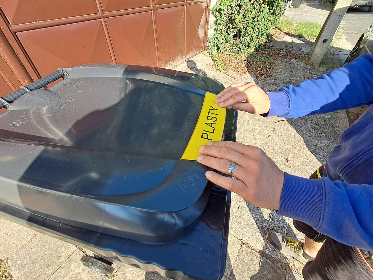 Nádoby na plast a papír se budou v části Litol rozvážet v týdnu od 6. října. Pokud vše půjde dobře a počasí tomu bude přát, bude celá Litol zavezena během příštího týdne. Rozveze se asi 800 nádob na základě žádostí, které dorazily do konce srpna.