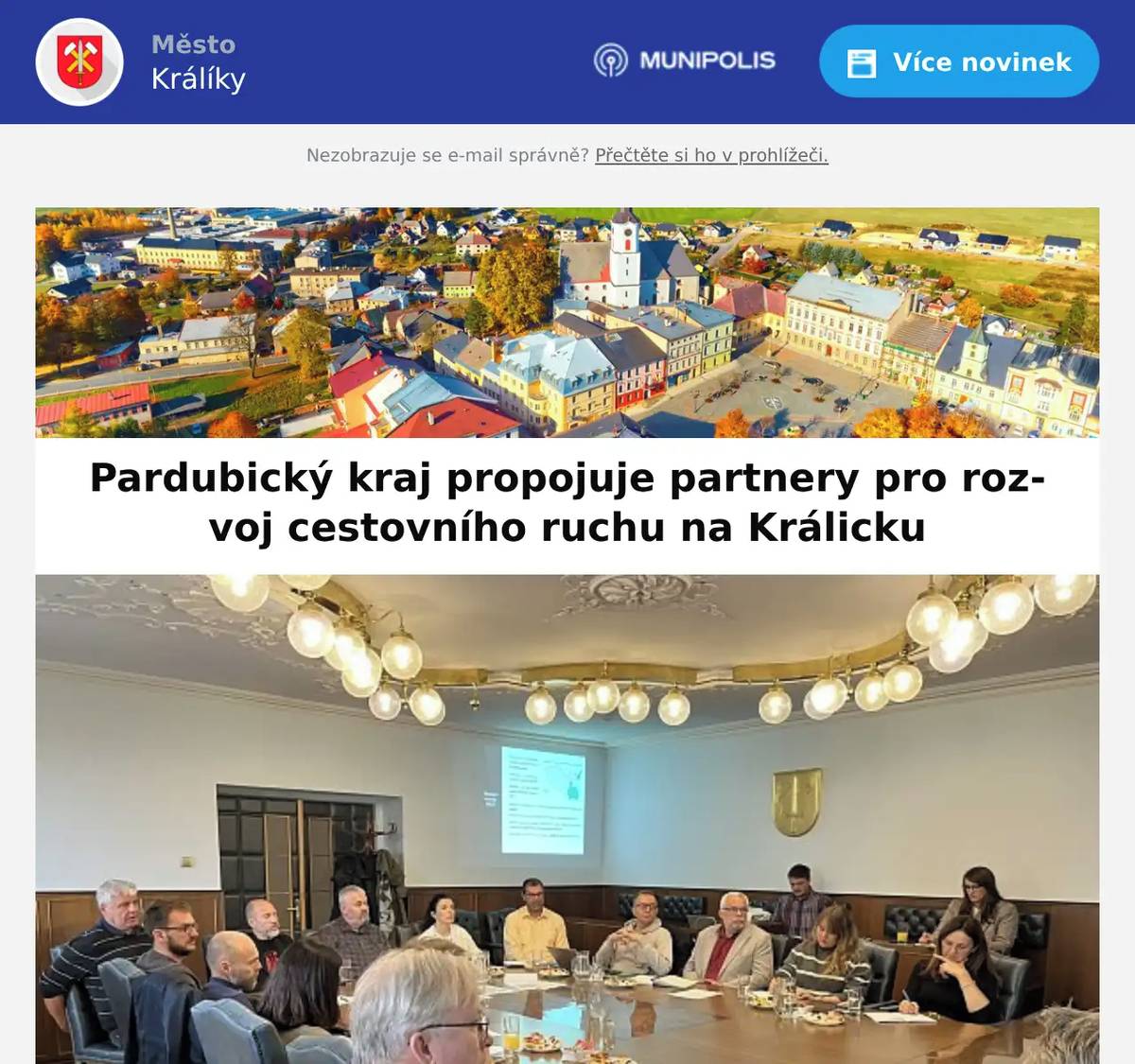 Pardubický kraj zahájil další aktivitu v rámci podpory rozvoje HSOÚ regionů. V Králíkách se uskutečnilo první jednání pracovní skupiny, která má společně s místními obcemi, podnikateli a neziskovým sektorem připravit strategii rozvoje cestovního ruchu a konkrétní projekty pro celý region. Pardubický kraj jako klíčový koordinátor „Cestovní ruch je pro Králicko jedním z hlavních pilířů budoucí prosperity. Naší ambicí je propojovat aktivity obcí, podnikatelů a neziskového sektoru tak, aby se vzájemně posilovaly,“ uvedla Petra Šimečková, radní Pardubického kraje pro majetek a cestovní ruch a předsedkyně pracovní skupiny. Zástupce kraje Miroslav Smejkal přiblížil přístup Pardubického kraje k podpoře HSOÚ regionů a připomněl, že kraj nabízí především zapojení špičkových expertů a metodické vedení. Ve spolupráci s Regionální rozvojovou agenturou Pardubického kraje (RRA PK) se připravuje Strategie rozvoje cestovního ruchu pro region Králicko, která bude klíčovým podkladem pro další aktivity a případné investice. Společné priority Účastníci jednání se shodli na nutnosti zlepšit dopravní dostupnost a kvalitu služeb, vybudovat jednotnou značku regionu a společnou propagaci, lépe koordinovat aktéry a zapojit i přeshraniční partnery a řešit sezónnost turismu a inspirovat se příklady dobré praxe. Ekonomický přínos a systémový přístup Během diskuze byly zdůrazněny ekonomické dopady cestovního ruchu – jeho přínosu pro obecní rozpočty i pro samotné obyvatele. Účastníci se shodli, že dlouhodobý úspěch vyžaduje systémový přístup s aktivním zapojením veřejného sektoru, podnikatelů a místních obyvatel, aby se rozvoj turismu stal společným zájmem a posílil kvalitu života v regionu. Starosta města Králíky Václav Kubín upozornil na omezené finanční možnosti města a apeloval na podporu i z úrovně státu. „Důležité také je, aby opatření nebyla zaměřena jen na návštěvníky, ale také na naše obyvatele – aby zde měli důvod zůstat, žít a pracovat,“ doplnil. Další postup Výstupy z jednání budou projednány na platformě Kralický Sněžník, z. ú., a zapracovány do připravované strategie. Další setkání pracovní skupiny je plánováno na březen 2026.