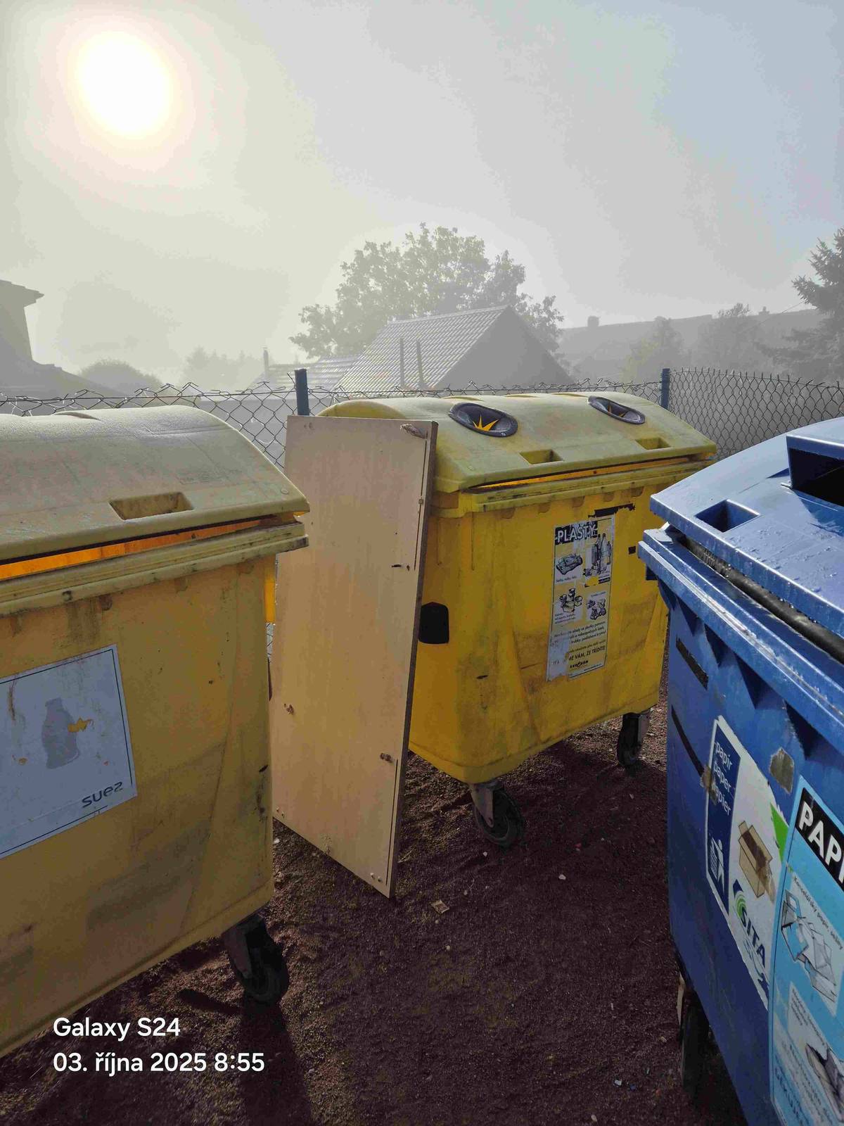 Dobrý den, nějaký občan odložil kus nábytku u kontejnerů na plast a papír. Tímto dle zákona o odpadech založil černou skládku, protože toto místo je určeno pouze pro ukládání plastů a papírů a to pouze do kontejnerů a ne vedle kontejnerů. Nejhorší ale je, že před dvěma týdny byly v obci pro občany přistaveny dva velkoobjemové kontejnery do kterých toto mohl odložit. Prosím Vás zamyslete se nad svým přístupem k odpadům v obci a nechovejte se tak, aby jste svým jednáním "zakládali černé skládky". Ještě upozorňuji všechny občany , že hnědé kontejnery na bioodpad se nesmí převážet ze stanoviště, aby byly blíže k domu. Toto se začalo vyskytovat v lokalitě Kopec. Kolečka nejsou u těchto kontejnerů určena k převozu, ale pouze pro manipulaci svozové firmy při vysypávání. Ještě upozorňuji na přísný zákaz hutnit šlapáním obsah v těchto kontejnerech.  V srpnu jsme byli nuceni zakoupit 6 nových kontejnerů za 52 272,- Kč. Josef Hemzal, starosta