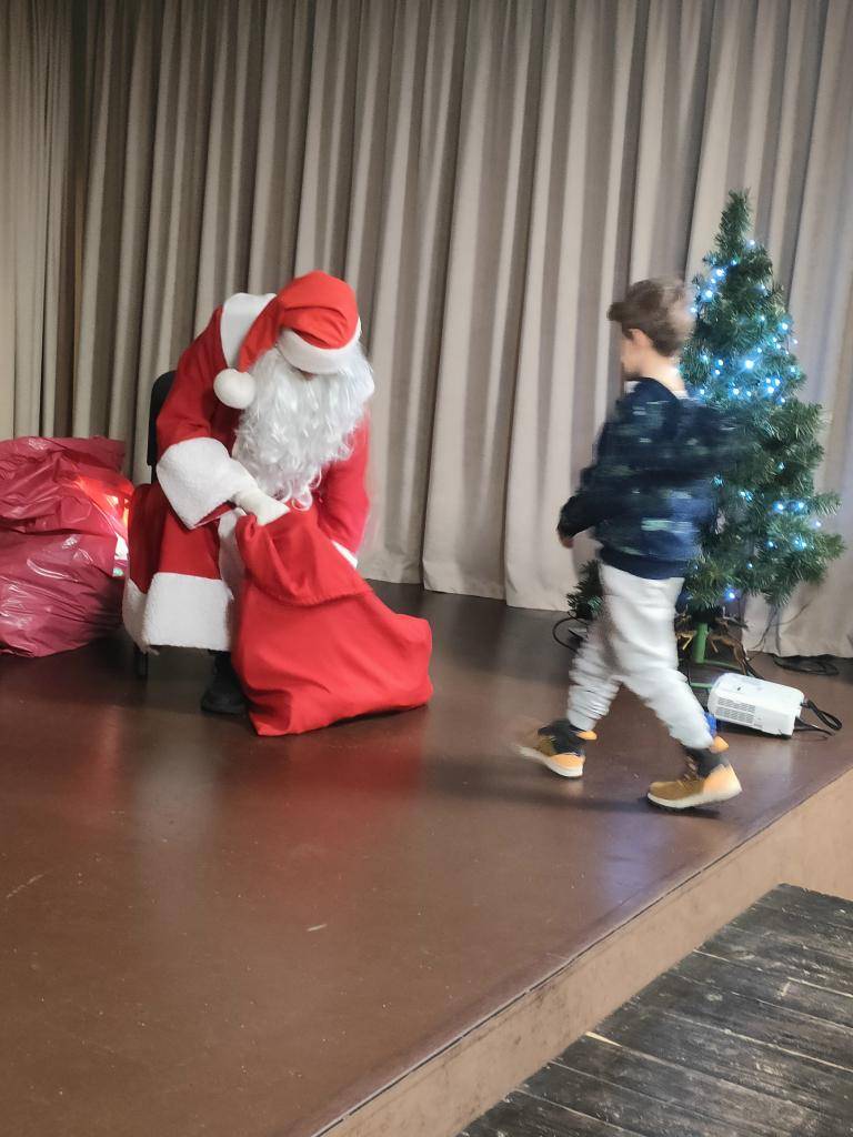 Dňa 5.12.2024 sa deti z našej obce stretli v sále obecného úradu, kde spoločne s ujom Ľubom privítali Mikuláša.