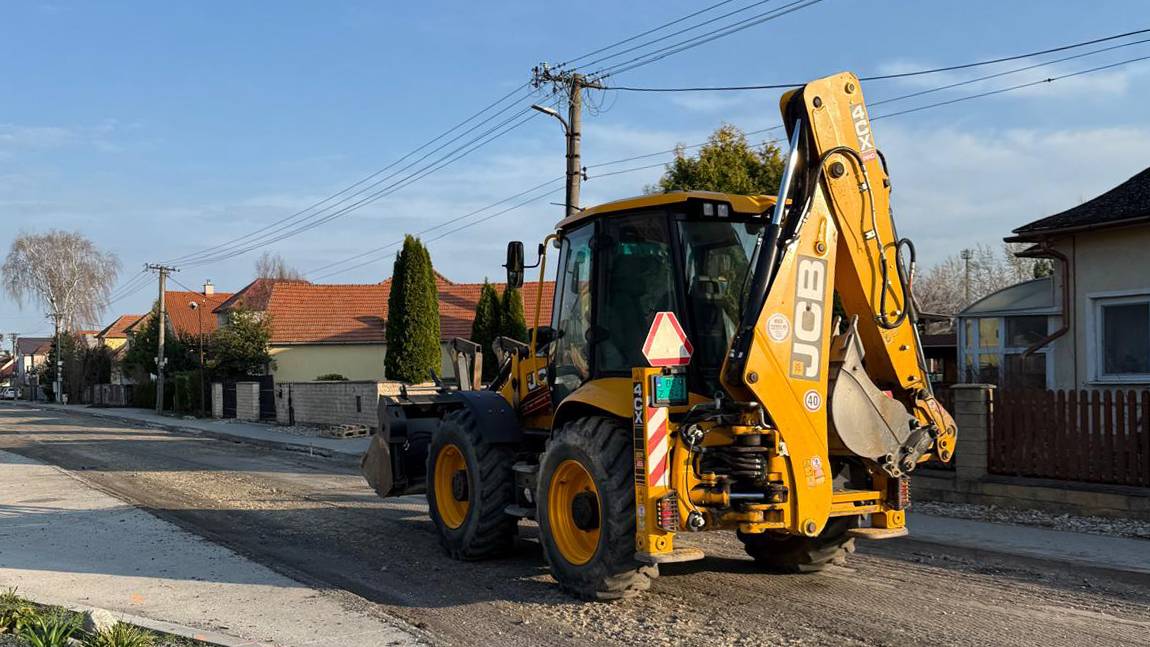 Z dôvodu nevhodných poveternostných podmienok pre realizáciu asfaltových vrstiev počas 39. týždňa na stavbe "Revitalizácia ciest III. triedy v obciach Miloslavov a Dunajská Lužná" je termín otvorenia Lipnickej a Miloslavovskej ulice dňa 3.10.2025 (piatok).
