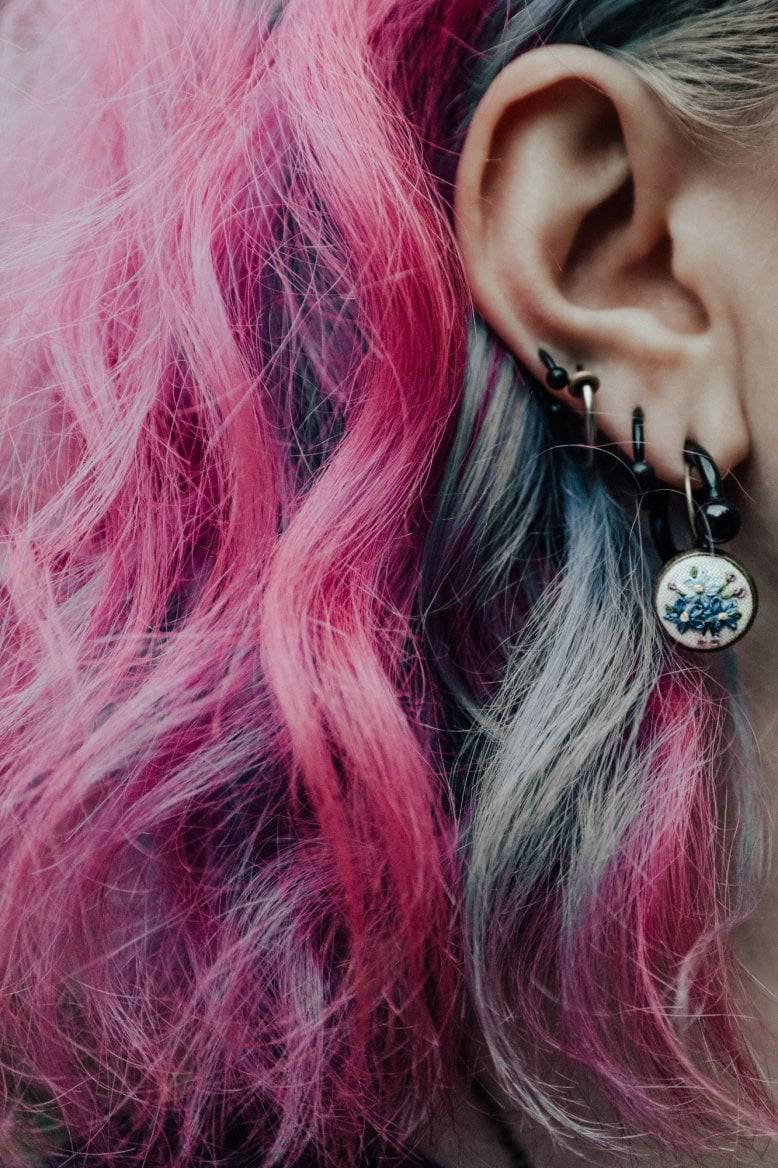 Náušnice na uchu Nikoly