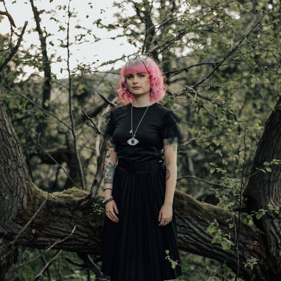 Nikola s jejím šperkem na krku