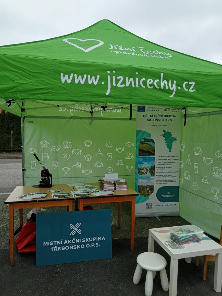 Poslední zářijovou sobotu jsme se mohli setkat na Svatováclavských slavnostech v Domaníně.    Děti si u našeho stánku mohly vyrobit vlastní magnetku nebo si odnést drobnou cenu za správné odpovědi v jednoduchém kvízu. Dospělí se mezitím dozvěděli více o činnosti naší Místní akční skupiny.