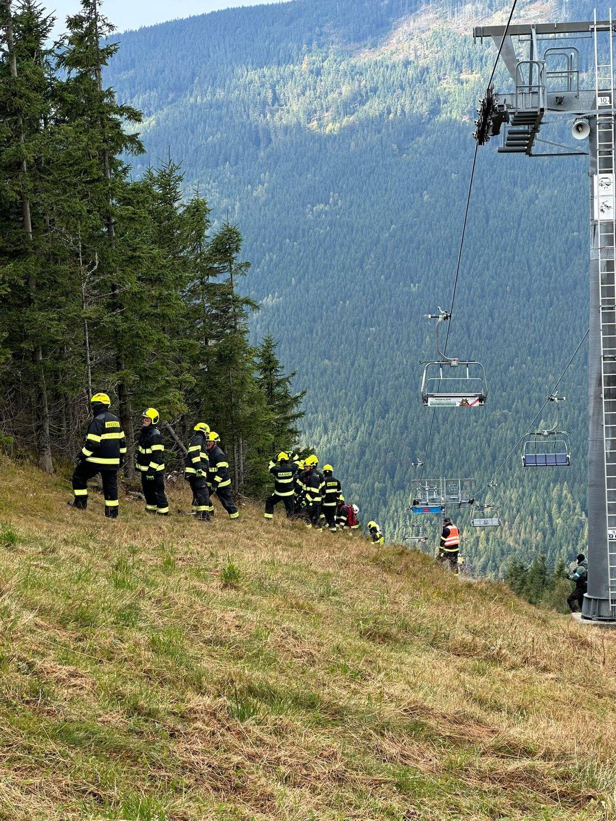 V Horském resortu Dolní Morava právě probíhá rozsáhlé taktické cvičení složek Integrovaného záchranného systému. Akce je zaměřena na součinnost hasičů, zdravotníků a policie při mimořádných událostech v horském terénu. 👉 Za obec Červená Voda se cvičení osobně účastní starosta obce, který má možnost sledovat práci složek IZS přímo v akci a získává přehled o připravenosti na řešení krizových situací v našem regionu.  📸 Postupně budeme k tomuto příspěvku přidávat další fotografie z průběhu cvičení. Velké poděkování patří všem zúčastněným složkám za jejich nasazení a profesionalitu. 👏 🔥 Zvláštní poděkování patří také Hasiči Červená Voda a hasičům z Dolní Orlice, kteří se do cvičení aktivně zapojili. Vytvářejí rojnici v hustém porostu, což je velmi náročné, zvlášť když teplota ukazuje -4 °C.
