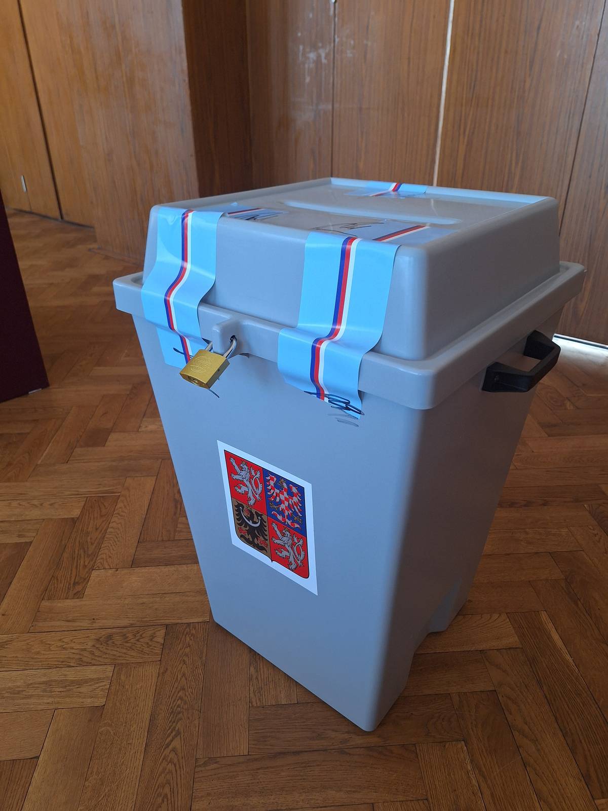 Vážení občané, právě se otevřela volební místnost v přísálí KD ve Stonařově, vše je připraveno. Volby do Poslanecké sněmovny Parlamentu České republiky spojené s konáním místního referenda ve Stonařově byly zahájeny. Volební místnost je otevřena takto: dnes 3. října 2025 od 14.00 hodin do 22.00 hodin a zítra v sobotu 4. října 2025 od 8.00 hodin do 14.00 hodin.