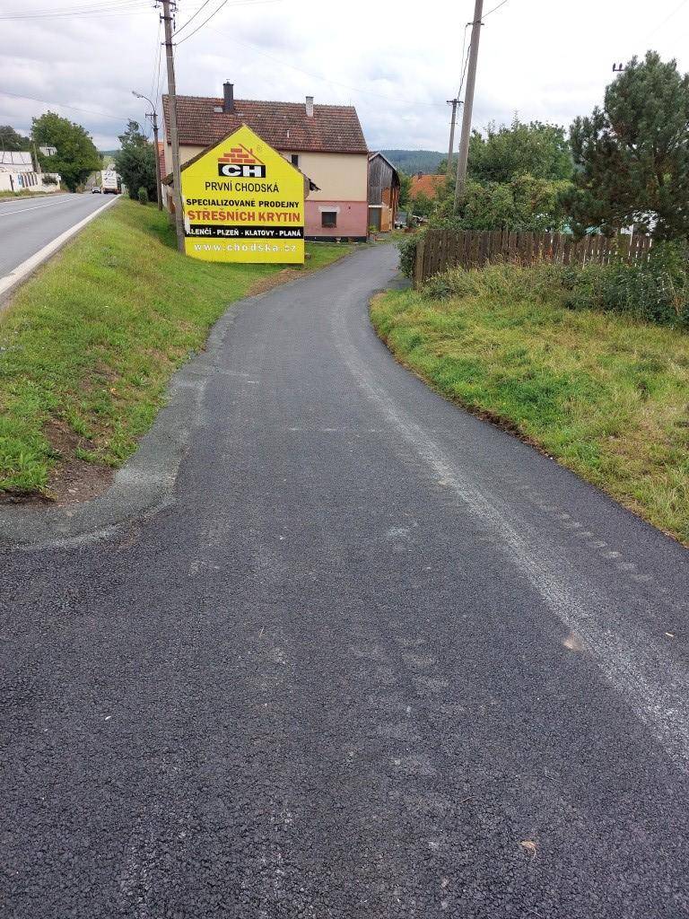 Během září byl opraven povrch části místní komunikace v Semošicích.