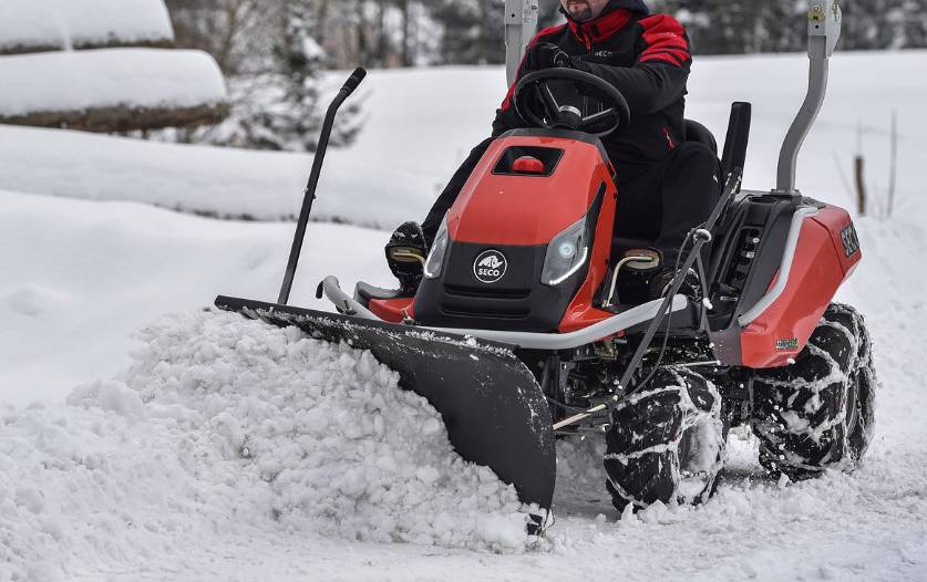 Náplň práce: - prohrnování sněhu, posyp, řízení obecního zahradního traktoru Podmínky: - nástup – 1. listopadu 2025, dohoda na dobu určitou do 30.04.2026, pracovní poměr - Dohoda o provedení práce (DPP), sjednaná odměna - 200,-Kč/hod. Lhůta pro dodání žádosti: - do 15.10.2025 do 19:00 hodin  Přihlášky zasílejte elektroniky obec@kadolec.cz nebo na adresu: Obec Kadolec, Kadolec 61, 594 51 Kadolec