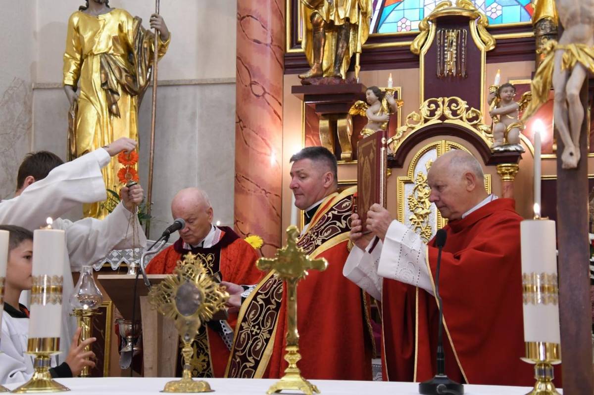 Nám táto dedina je nad všetky iné obce, mestá. Patrí nám. A my patríme jej. Kdekoľvek sme a dlho akokoľvek, nezmení sa to. Je ako strom. Korene hlboko, pevne pod zemou čerpajú silu žiť a konáre sa všetkými sveta stranami tiahnu a hlásia k životu pod oblúkom neba. Vďaka za Fíš, za korene!