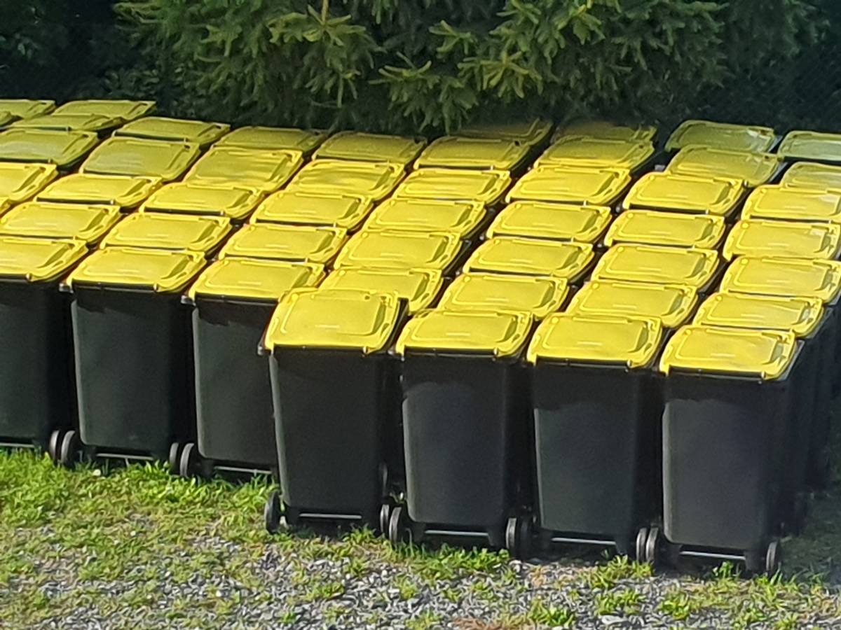 Vážení spoluobčané, v těchto dnech probíhá distribuce nádob na plast. Kdo nebude zastižen, může si je v příštím týdnu vyzvednout na obecním úřadu na základě telefonické dohody. Pytle AVE na plasty lze nadále používat při svozu plastů. Svozová firma je odveze.