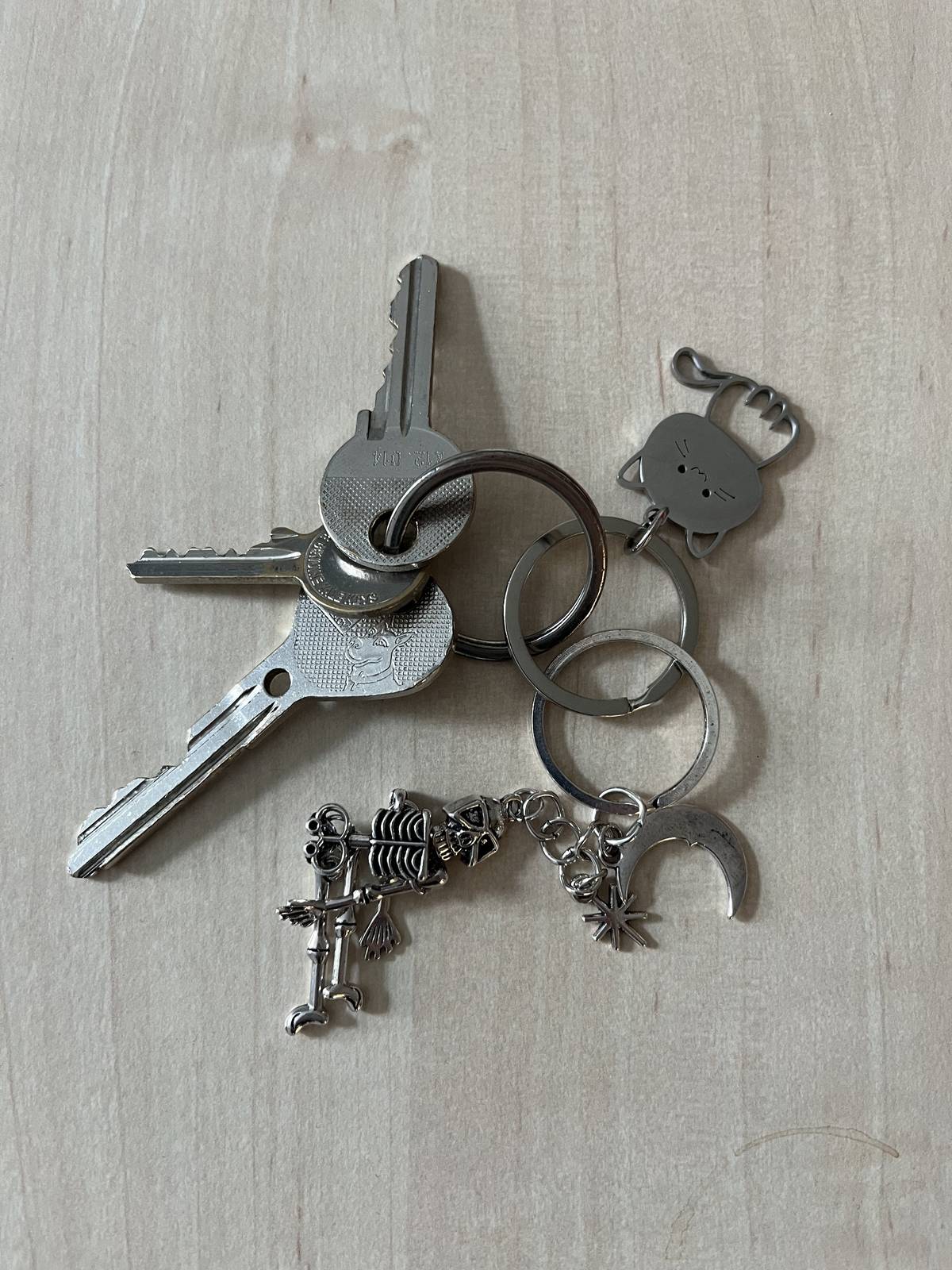 Dne 3.10.2025 se našly klíče před budovou radnice  🔑 Klíče budou k vyzvednutí na sekretariátu ÚMČ Brno-Bosonohy, Bosonožské nám. 1, 642 00 Brno.‼️