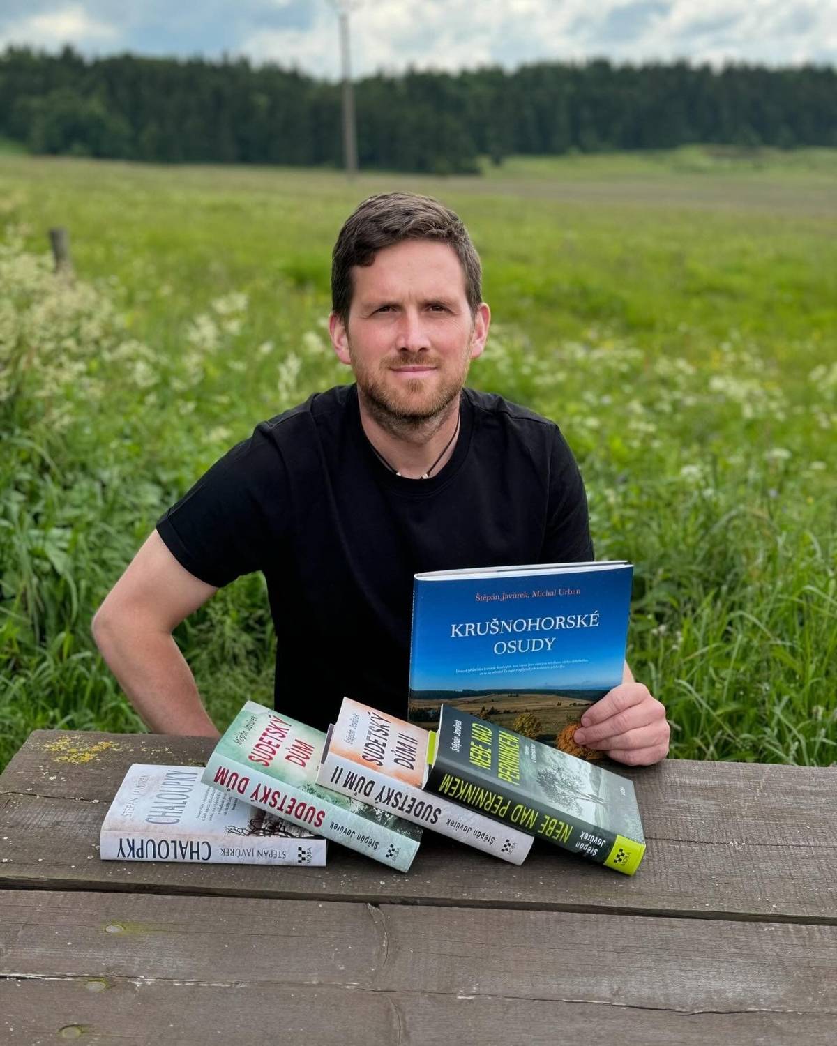 Štěpán Javůrek je autorem úspěšné knižní série Sudetský dům, knih Chaloupky, Nebe nad Perninkem a dalších. Jeho besedy jsou provázané nejen s literaturou, ale i s historií a současností Krušných hor nebo problematikou regionu bývalých Sudet. Knihovna Ostopovice / pondělí 6.10. 17:00-19:00 / vstupné 150,- / předprodej zde