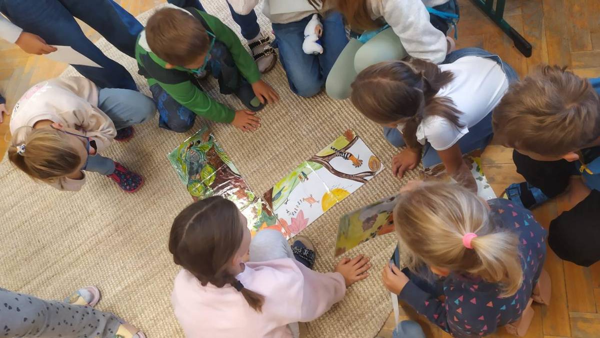 Děti poznávaly plody přírody, zkoumaly, co všechno se na podzim sklízí, a povídaly si o tom, proč je období zrání tak důležité a co se děje Společně jsme se učili vnímat krásu proměnlivé přírody kolem nás.